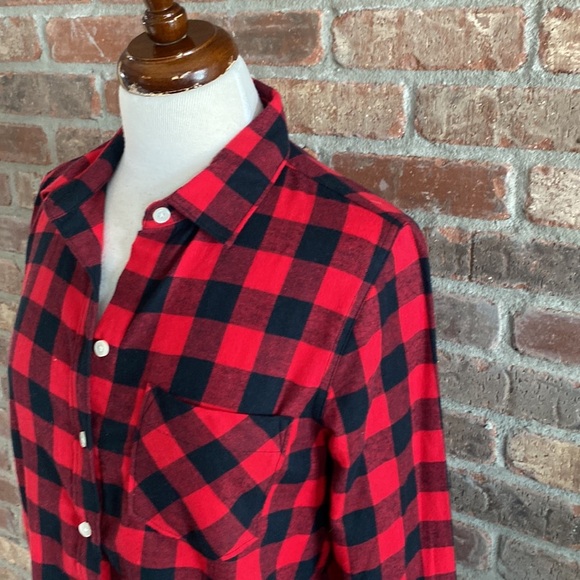 Old Navy black and red lumbar jack small button up blouse - Picture 4 of 8